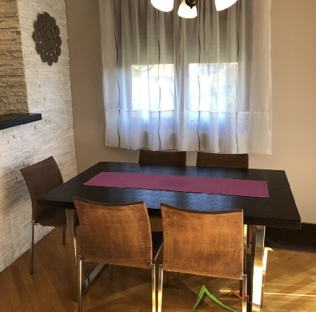 Dining room with table with 6 chairs