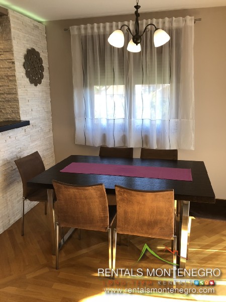 Dining room with table with 6 chairs